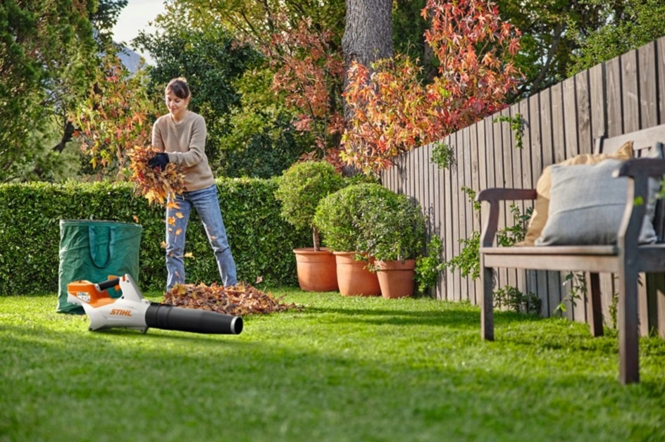 Čišćenje lišća uz pomoć STIHL puhača