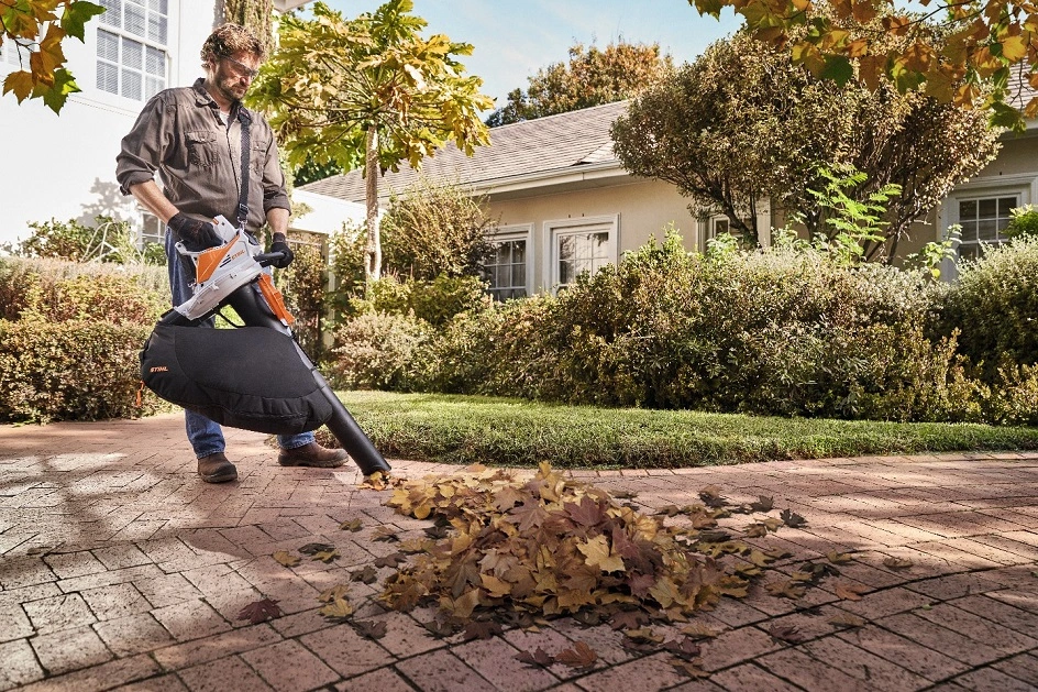 Usisavanje lišća pomoću STIHL usisnog sjekača
